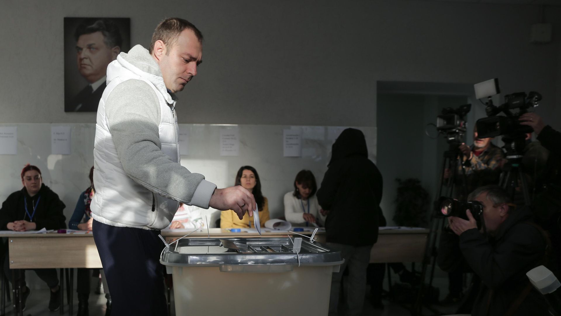 Мужчина голосует во втором туре президентских выборов в Молдавии на одном из избирательных участков в Кишиневе - РИА Новости, 1920, 04.11.2024