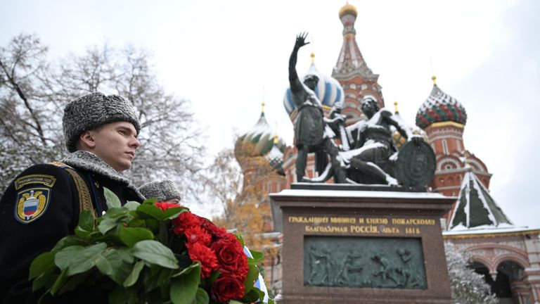 Церемония возложения цветов к памятнику Кузьме Минину и Дмитрию Пожарскому на Красной площади в День народного единства Церемония возложения цветов к памятнику Кузьме Минину и Дмитрию Пожарскому на Красной площади в День народного единства