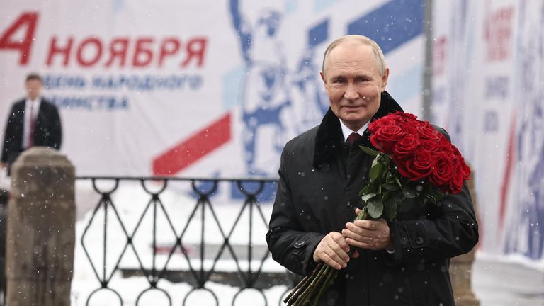 Президент РФ Владимир Путин на церемонии возложения цветов к памятнику Кузьме Минину и Дмитрию Пожарскому на Красной площади в День народного единства Президент РФ Владимир Путин на церемонии возложения цветов к памятнику Кузьме Минину и Дмитрию Пожарскому на Красной площади в День народного единства