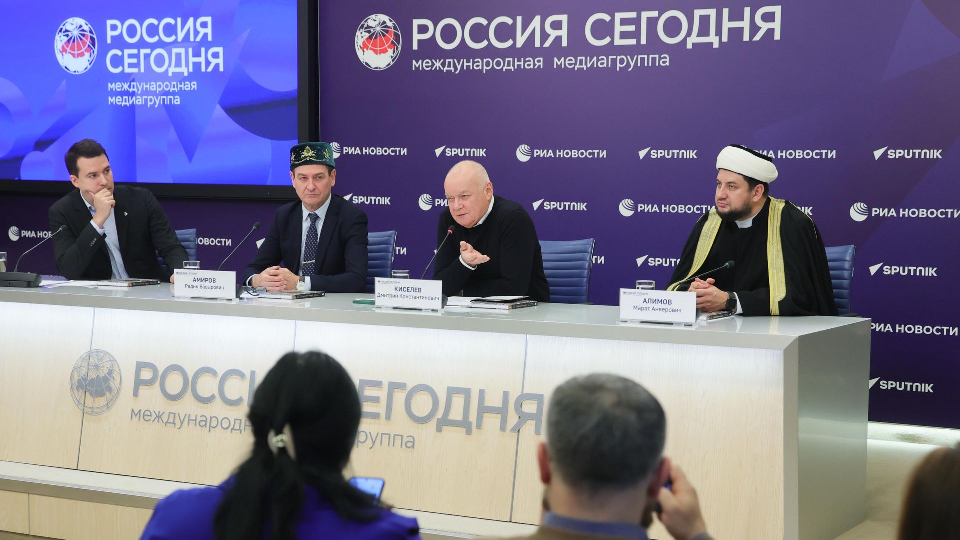 Заместитель муфтия Москвы Марат Алимов, генеральный директор медиагруппы Россия сегодня Дмитрий Киселев и специальный корреспондент медиагруппы Россия сегодня Радик Амиров на презентации книги Исламский этикет. Мусульманские традиции в семье, общении и бизнесе Заместитель муфтия Москвы Марат Алимов, генеральный директор медиагруппы Россия сегодня Дмитрий Киселев и специальный корреспондент медиагруппы Россия сегодня Радик Амиров на презентации книги Исламский этикет. Мусульманские традиции в семье, общении и бизнесе - РИА Новости, 1920, 05.11.2024