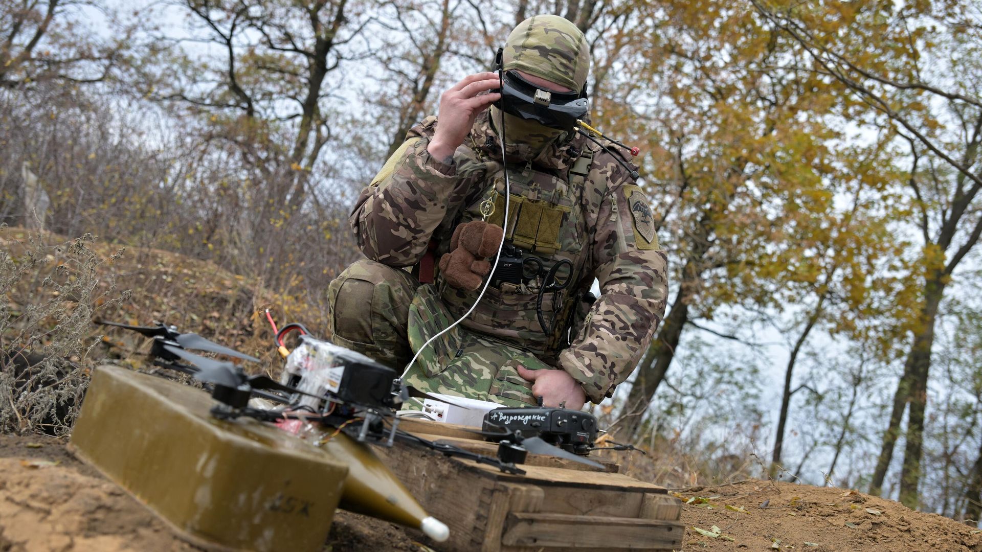 Оператор FPV-дрона готовится к вылету в зоне специальной военной операции Оператор FPV-дрона готовится к вылету в зоне специальной военной операции - РИА Новости, 1920, 05.12.2024