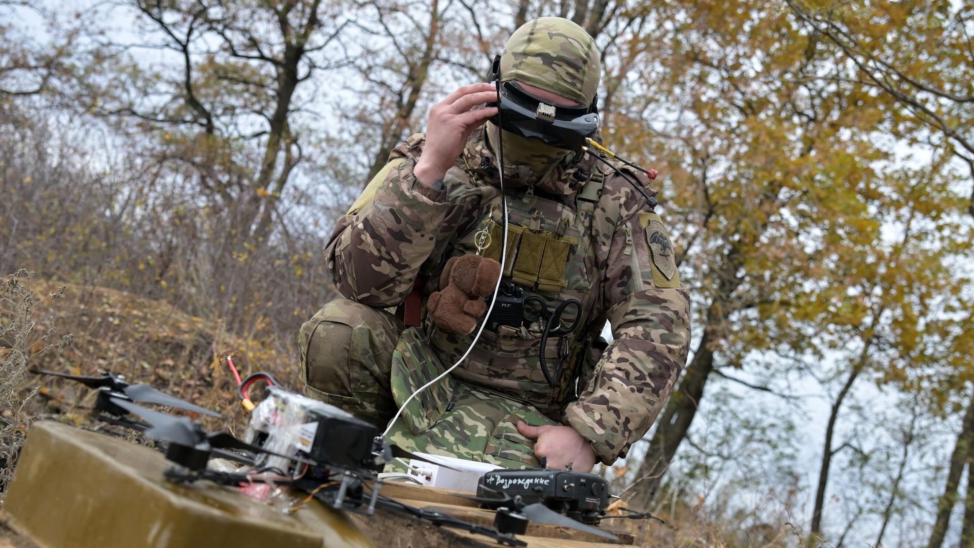 Оператор FPV-дрона готовится к вылету в зоне специальной военной операции Оператор FPV-дрона готовится к вылету в зоне специальной военной операции - РИА Новости, 1920, 05.12.2024