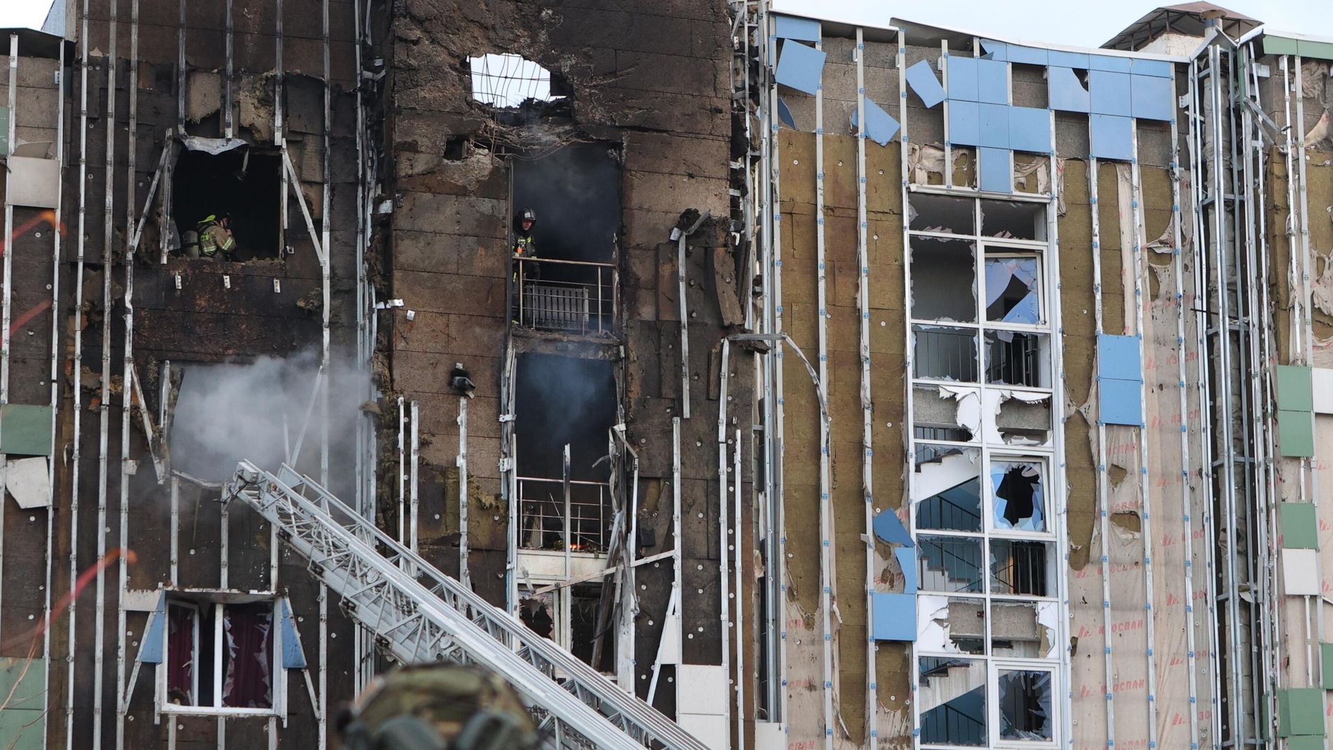 Жилой дом в Белгороде, пострадавший в результате атаки беспилотника Жилой дом в Белгороде, пострадавший в результате атаки беспилотника - РИА Новости, 1920, 16.06.2025