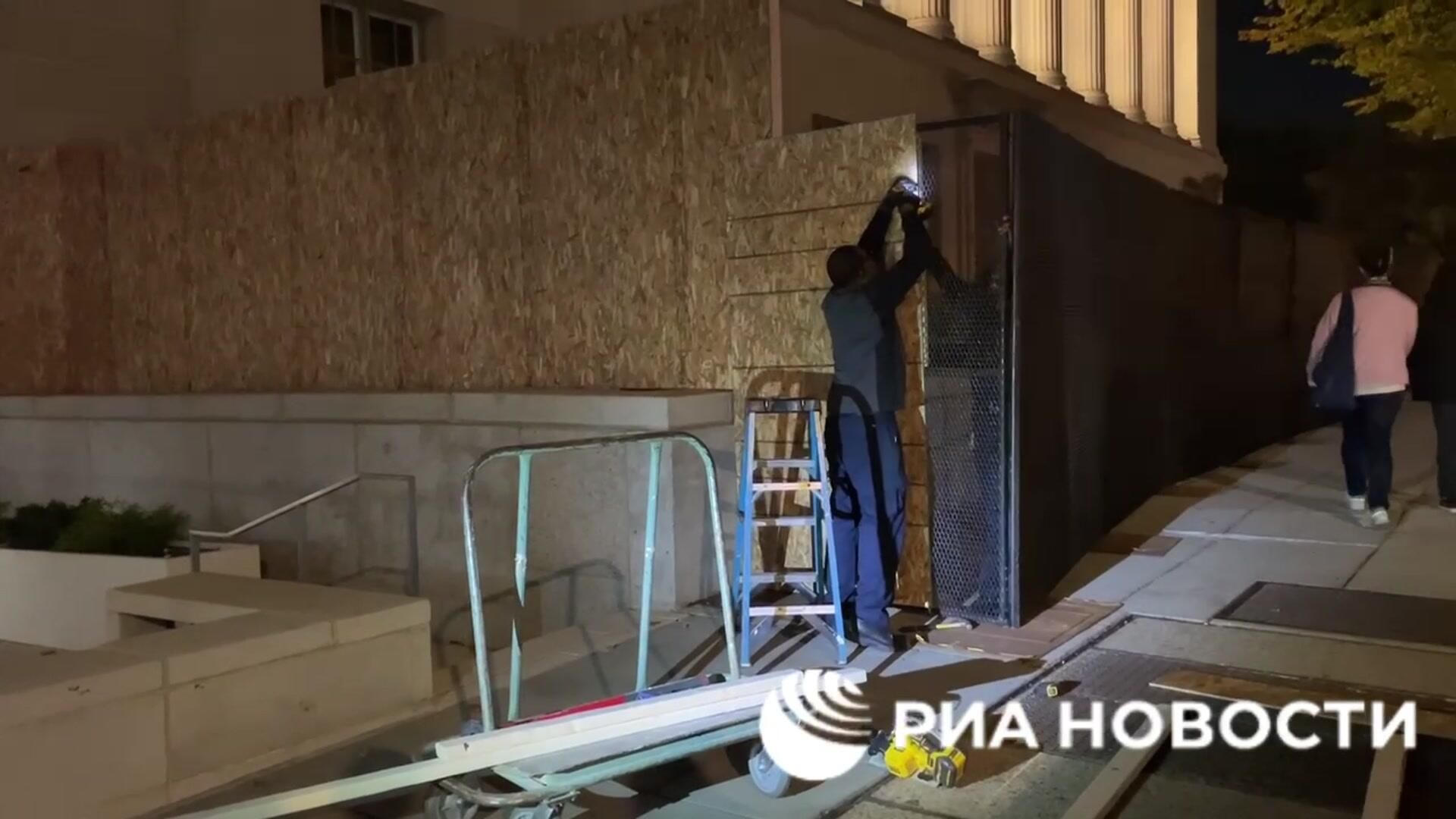 Строительство укрепсооружений вокруг торговой палаты в Вашингтоне Строительство укрепсооружений вокруг торговой палаты в Вашингтоне - РИА Новости, 1920, 05.11.2024