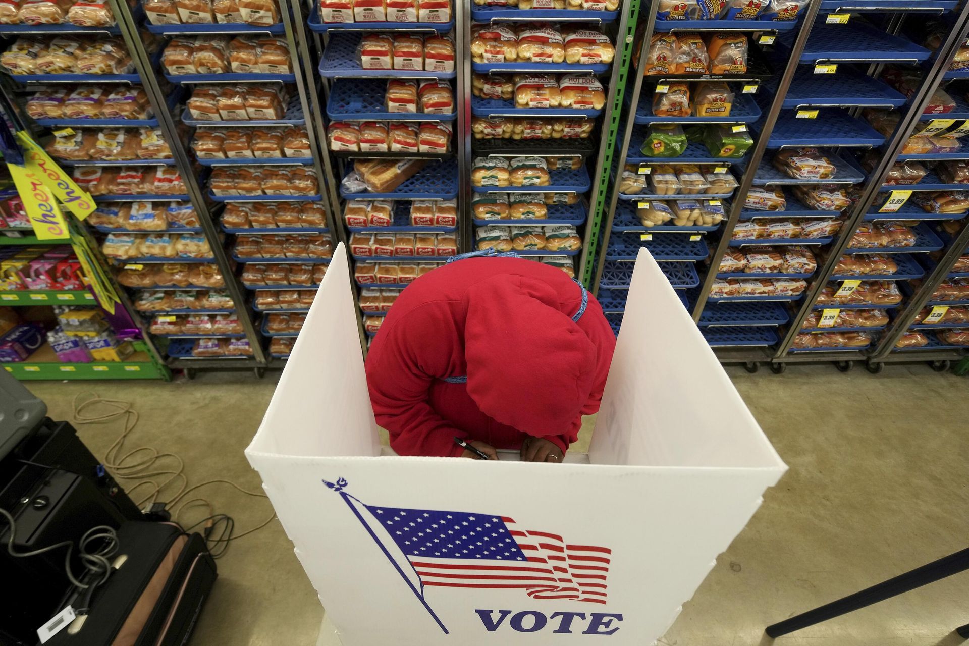 Голосование на выборах президента США в продуктовом магазине в Лоуренсе, Канзас Голосование на выборах президента США в продуктовом магазине в Лоуренсе, Канзас - РИА Новости, 1920, 09.07.2025