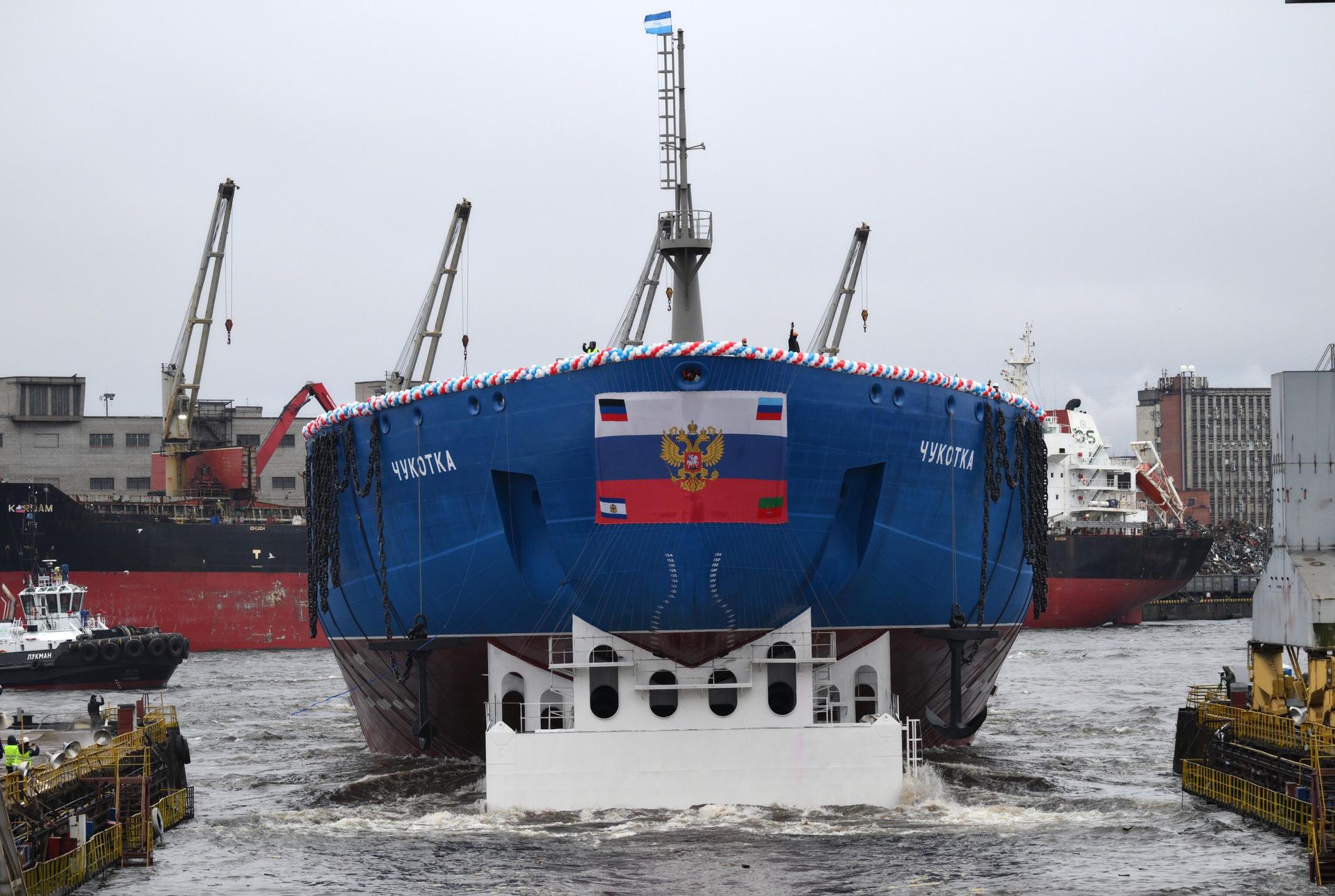 Корпус атомного ледокола Чукотка проекта 22220 во время спуска на воду на Балтийском заводе Объединенной судостроительной корпорации в Санкт-Петербурге