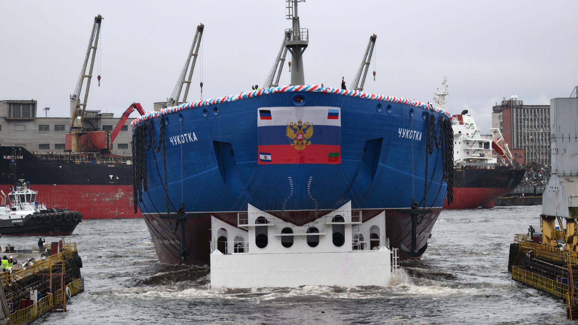 Корпус атомного ледокола Чукотка проекта 22220 во время спуска на воду на Балтийском заводе Объединенной судостроительной корпорации в Санкт-Петербурге - РИА Новости, 1920, 18.11.2025