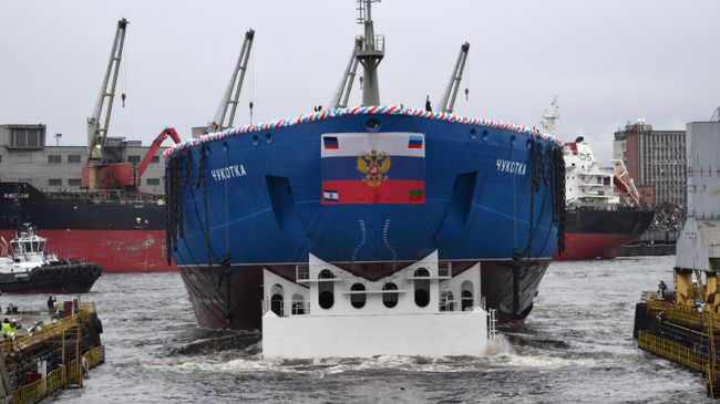 Корпус атомного ледокола Чукотка проекта 22220 во время спуска на воду на Балтийском заводе Объединенной судостроительной корпорации в Санкт-Петербурге