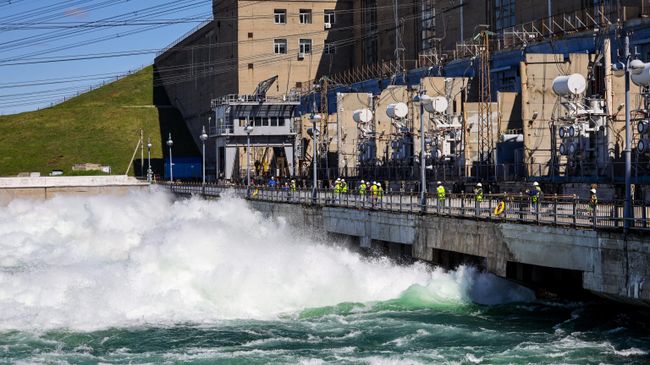 Сброс воды на Иркутской гидроэлектростанции