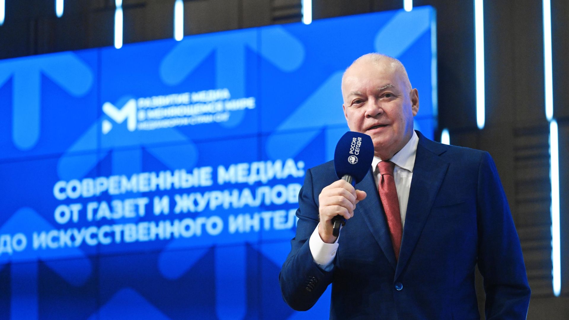 Генеральный директор международной медиагруппы Россия сегодня Дмитрий Киселев выступает на пленарном заседании Современные медиа: от газет и журналов до искусственного интеллекта III Медиафорума стран СНГ Развитие медиа в меняющемся мире в Москве Генеральный директор международной медиагруппы Россия сегодня Дмитрий Киселев выступает на пленарном заседании Современные медиа: от газет и журналов до искусственного интеллекта III Медиафорума стран СНГ Развитие медиа в меняющемся мире в Москве - РИА Новости, 1920, 07.11.2024