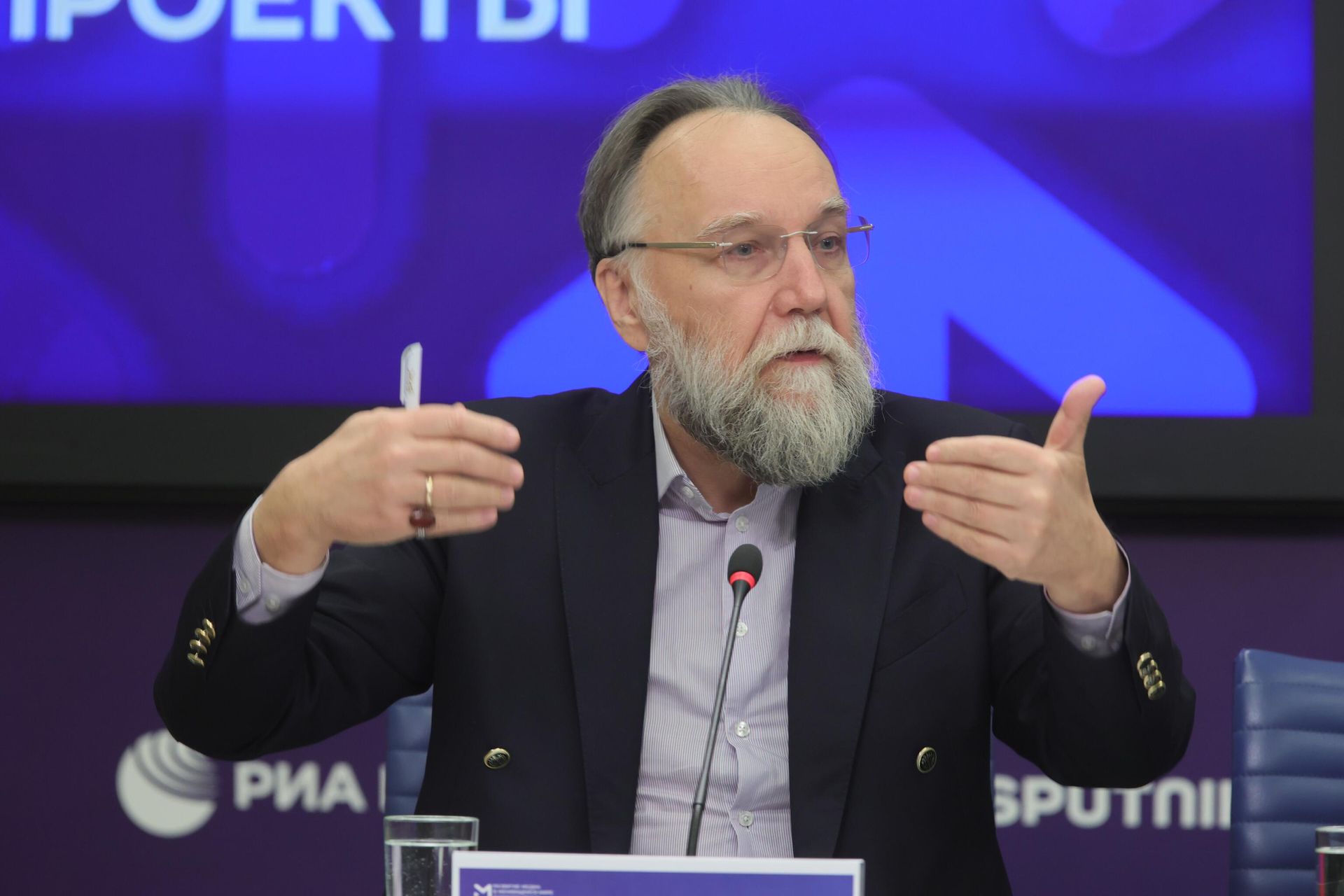 Российский философ, политолог и социолог Александр Дугин на сессии Единый культурный медиакод и транснациональные медиапроекты форума стран СНГ Развитие медиа в меняющемся мире Российский философ, политолог и социолог Александр Дугин на сессии Единый культурный медиакод и транснациональные медиапроекты форума стран СНГ Развитие медиа в меняющемся мире - РИА Новости, 1920, 07.11.2024