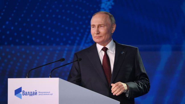 Президент России Владимир Путин на пленарной сессии XXI Ежегодного заседания Международного дискуссионного клуба Валдай 