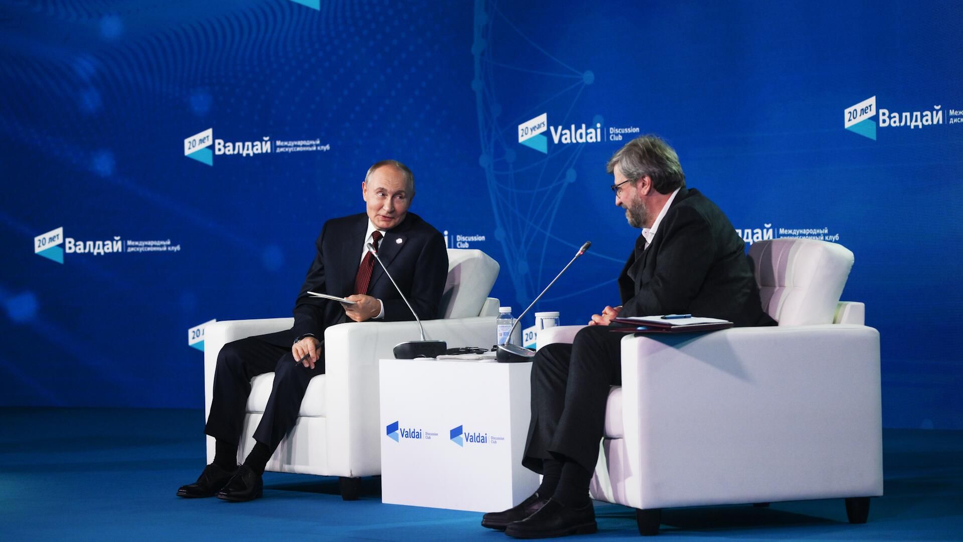 Очень примитивным образом – Путин рассказал, как пользуется интернетом Очень примитивным образом – Путин рассказал, как пользуется интернетом - РИА Новости, 1920, 07.11.2024
