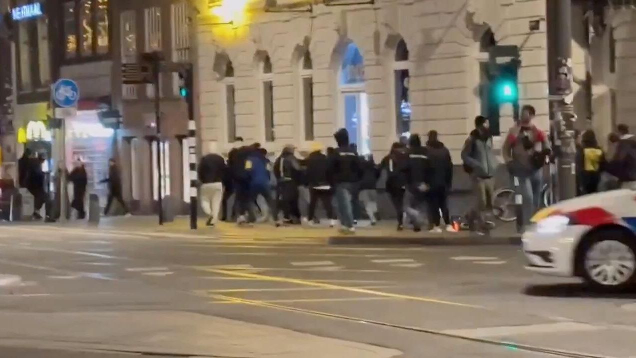 Нападение на болельщиков израильского футбольного клуба Маккаби в Амстердаме - РИА Новости, 1920, 11.12.2024