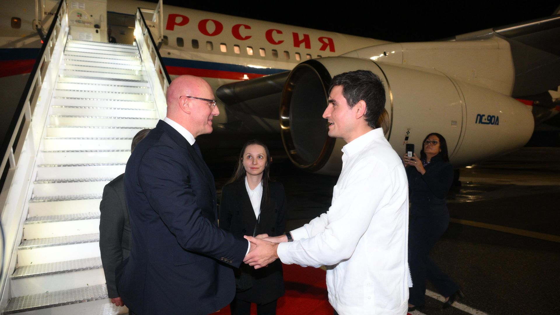 Заместитель председателя правительства РФ Дмитрий Чернышенко в аэропорту Гаваны. 8 ноября 2024 Заместитель председателя правительства РФ Дмитрий Чернышенко в аэропорту Гаваны. 8 ноября 2024 - РИА Новости, 1920, 08.11.2024