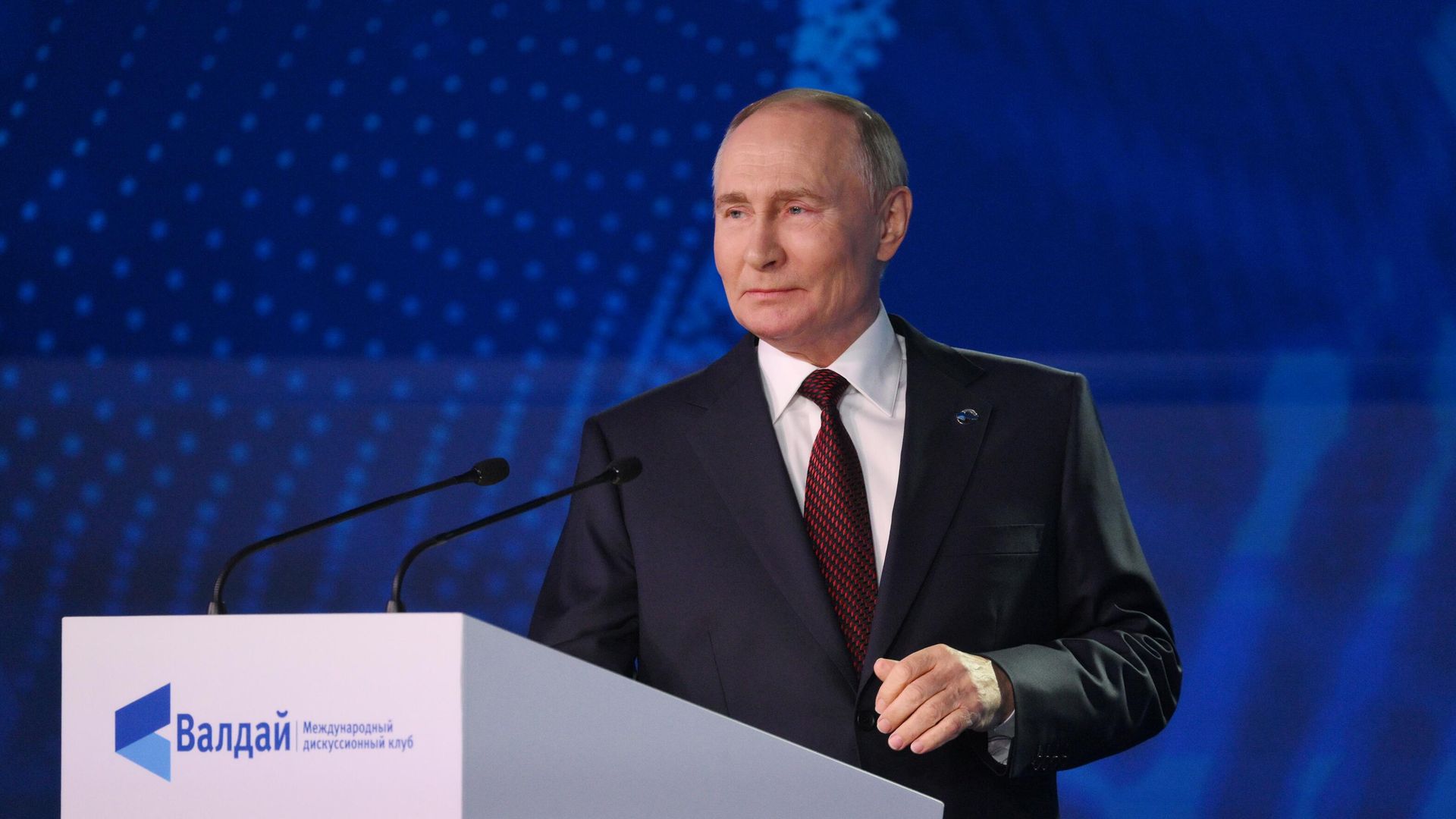 Президент РФ Владимир Путин на пленарной сессии заседания Международного дискуссионного клуба Валдай - РИА Новости, 1920, 01.10.2025