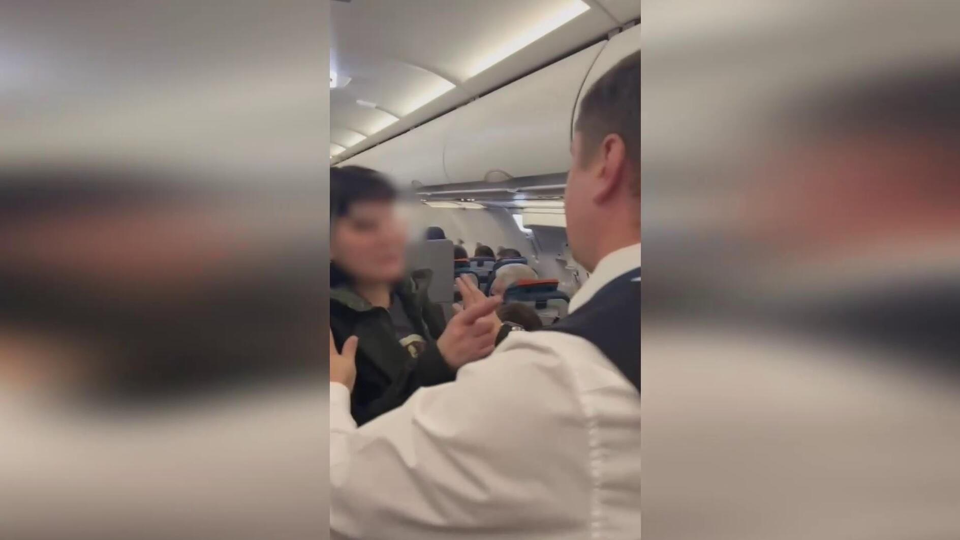 Жительница города Лянтор ХМАО-Югры нецензурно выражалась в адрес бортпроводников в присутствии своей малолетней дочери Жительница города Лянтор ХМАО-Югры нецензурно выражалась в адрес бортпроводников в присутствии своей малолетней дочери - РИА Новости, 1920, 08.11.2024