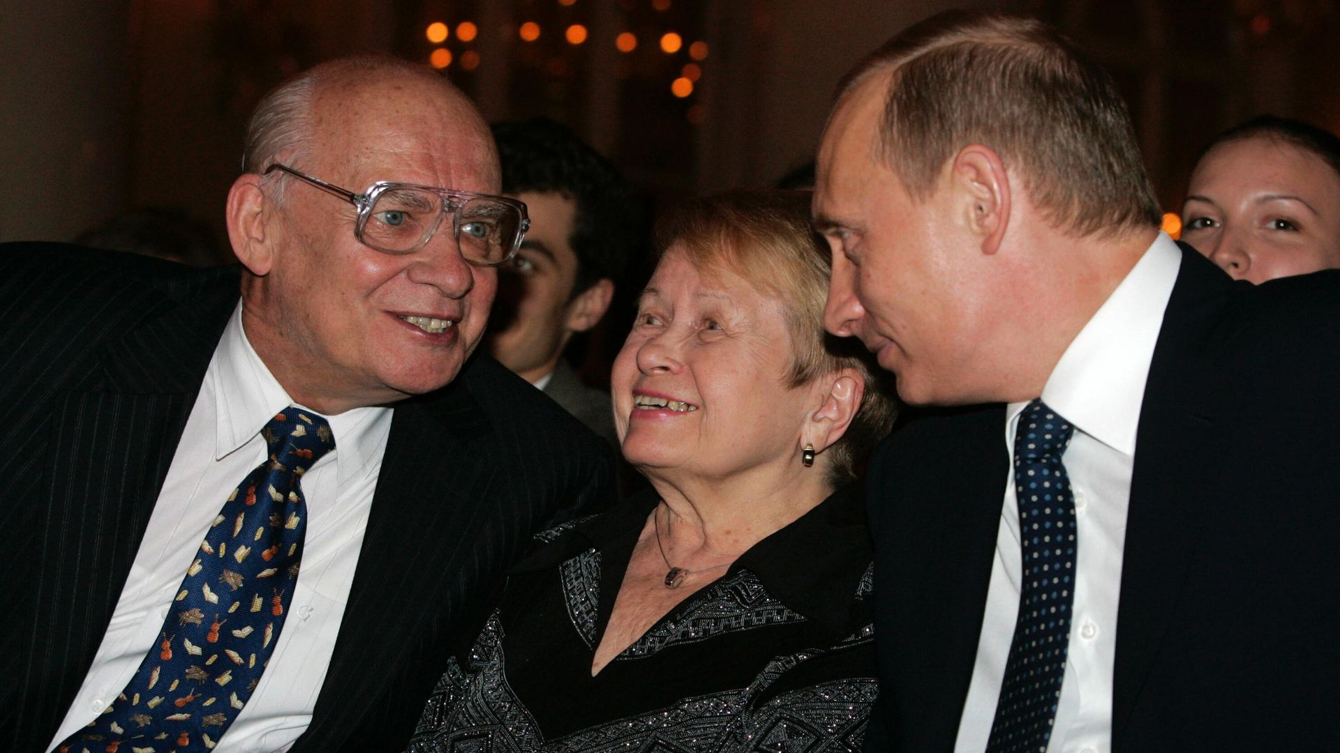 Поэт Николай Добронравов, композитор Александра Пахмутова и президент России Владимир Путин Поэт Николай Добронравов, композитор Александра Пахмутова и президент России Владимир Путин - РИА Новости, 1920, 05.06.2025