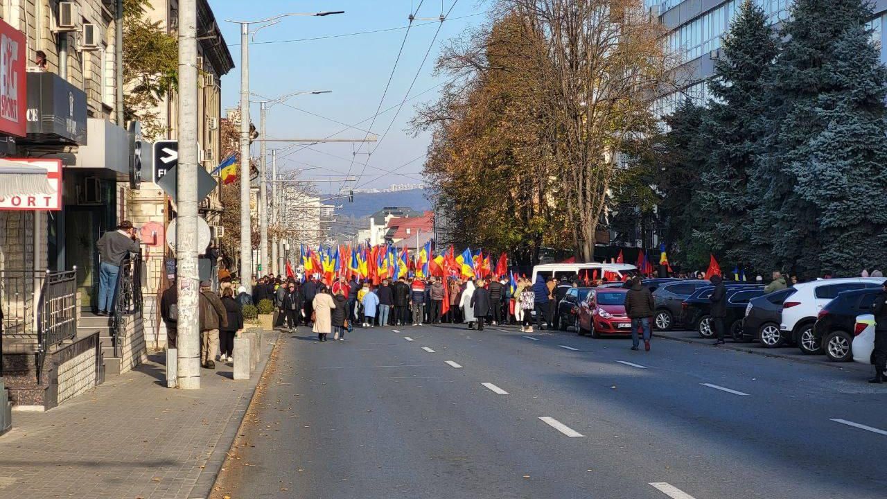 Оппозиционная партия социалистов вышла на протест перед зданием ЦИК в Молдавии Оппозиционная партия социалистов вышла на протест перед зданием ЦИК в Молдавии - РИА Новости, 1920, 08.11.2024