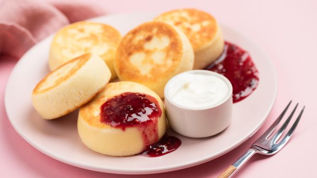 Сырники с вареньем и сметаной