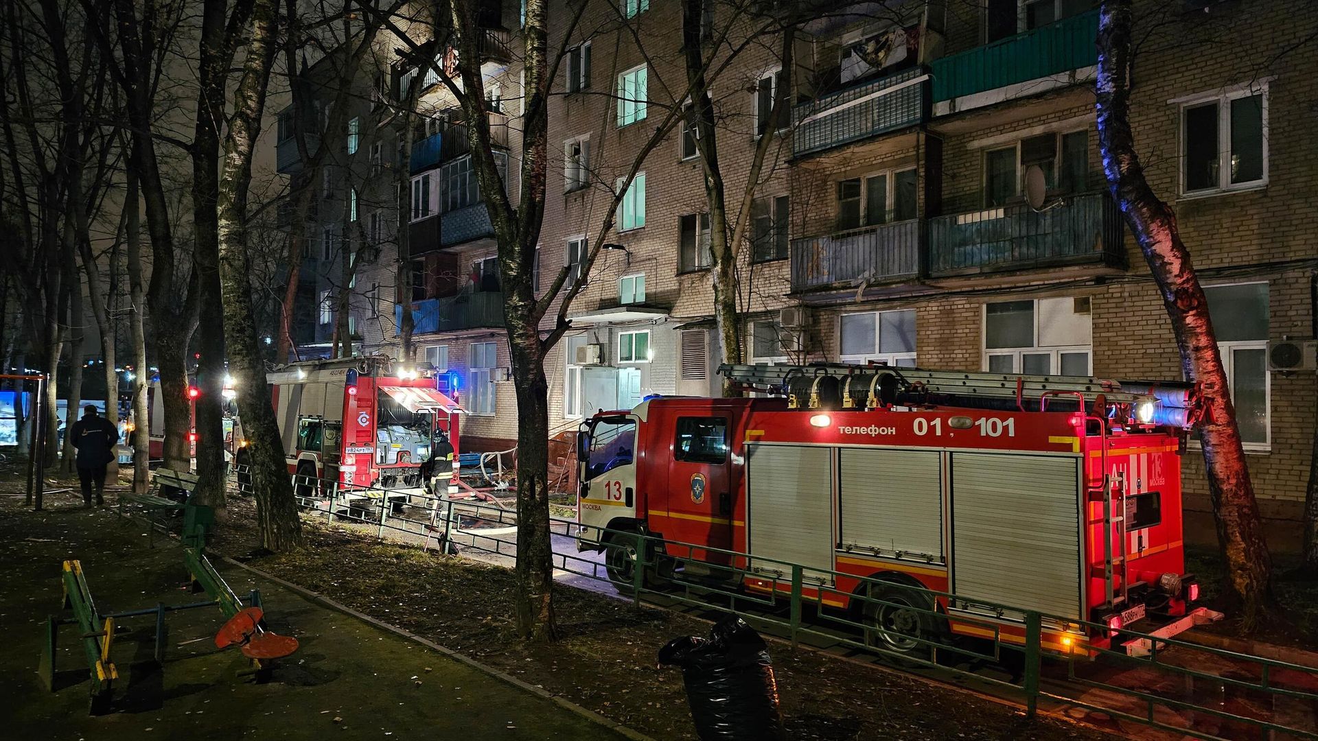 Пожарно-спасательные расчеты на месте взрыва газа в квартире жилого дома на Карельском бульваре. 9 ноября 2024 Пожарно-спасательные расчеты на месте взрыва газа в квартире жилого дома на Карельском бульваре. 9 ноября 2024 - РИА Новости, 1920, 09.11.2024