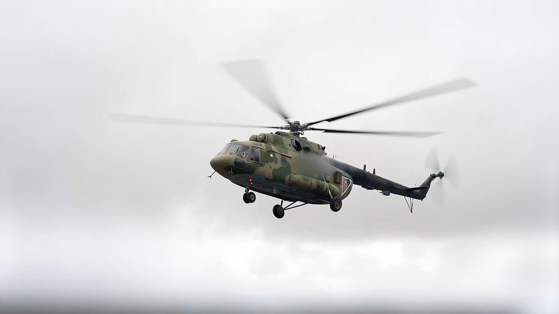 Вертолет Ми-8МТПР-1 ВКС России, который пыталась угнать украинская разведка. Кадр видео - РИА Новости, 1920, 28.01.2025