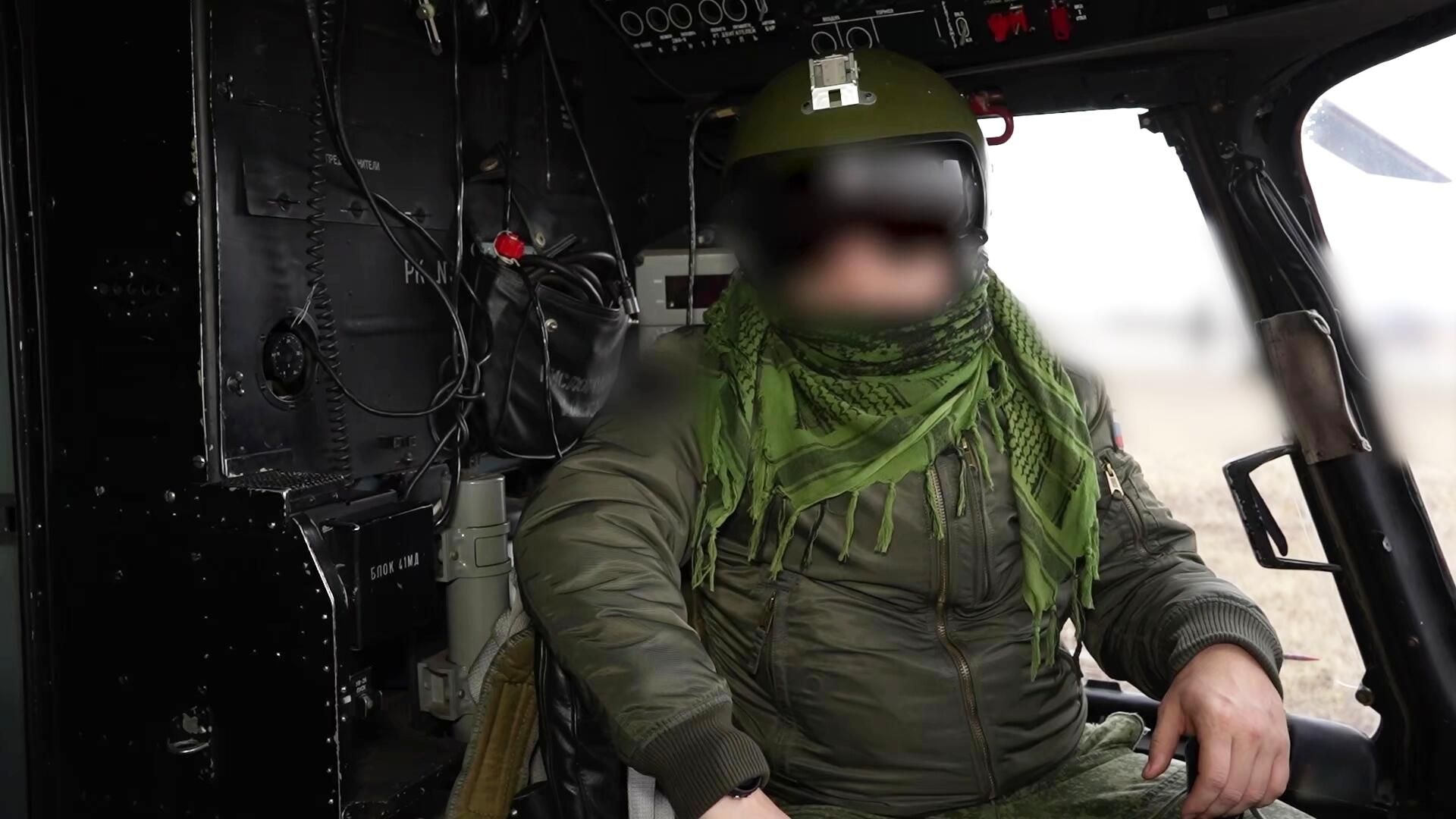 Летчик в кабине вертолета радиоэлектронной борьбы Ми-8МТПР-1 ВКС России. Стоп-кадр видео Летчик в кабине вертолета радиоэлектронной борьбы Ми-8МТПР-1 ВКС России. Стоп-кадр видео - РИА Новости, 1920, 11.11.2024