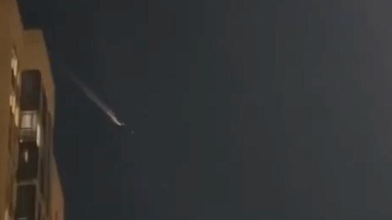 Светящийся объект в небе над Казанью. Кадр видео очевидца Светящийся объект в небе над Казанью. Кадр видео очевидца - РИА Новости, 1920, 11.11.2024