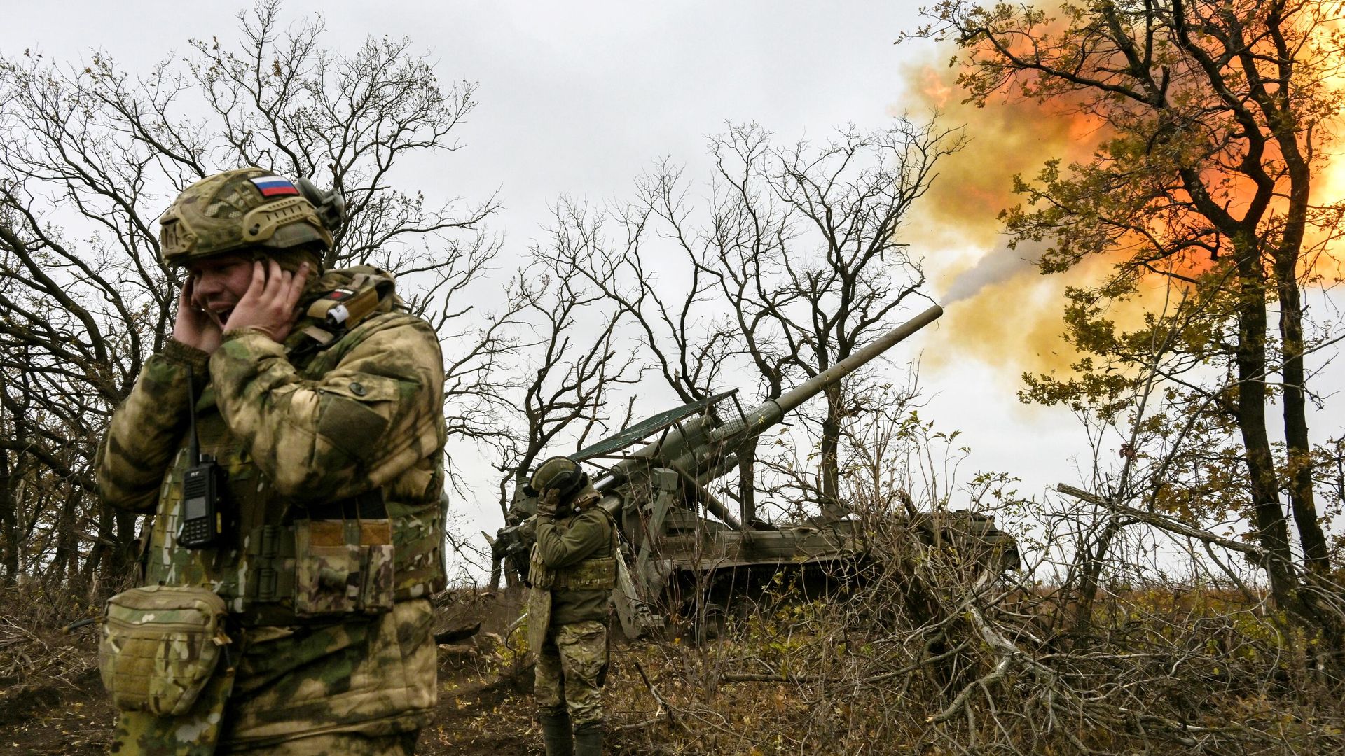 Военнослужащие расчета САУ 2С7М Малка стреляют по позициям ВСУ в зоне СВО - РИА Новости, 1920, 25.10.2025