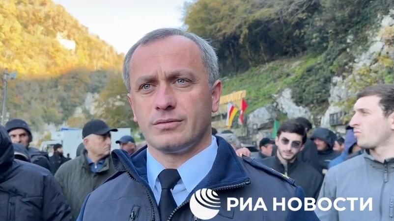 Начальник управления ГАИ МВД Абхазии Дамей Авидзба прибыл к протестующим для прояснения ситуации Начальник управления ГАИ МВД Абхазии Дамей Авидзба прибыл к протестующим для прояснения ситуации - РИА Новости, 1920, 12.11.2024