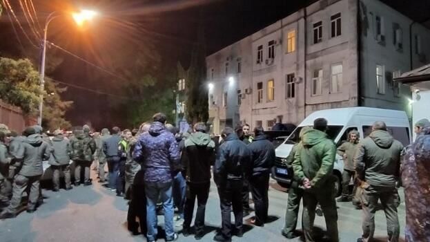 Сотрудники силовых ведомств возле здания СГБ Абхазии Сотрудники силовых ведомств возле здания СГБ Абхазии - РИА Новости, 1920, 12.11.2024