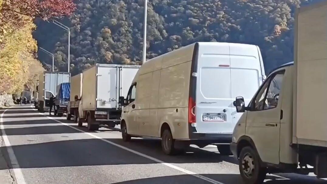 Автомобили на подъезде к Гумистинскому мосту в Сухумском районе Абхазии Автомобили на подъезде к Гумистинскому мосту в Сухумском районе Абхазии - РИА Новости, 1920, 12.11.2024