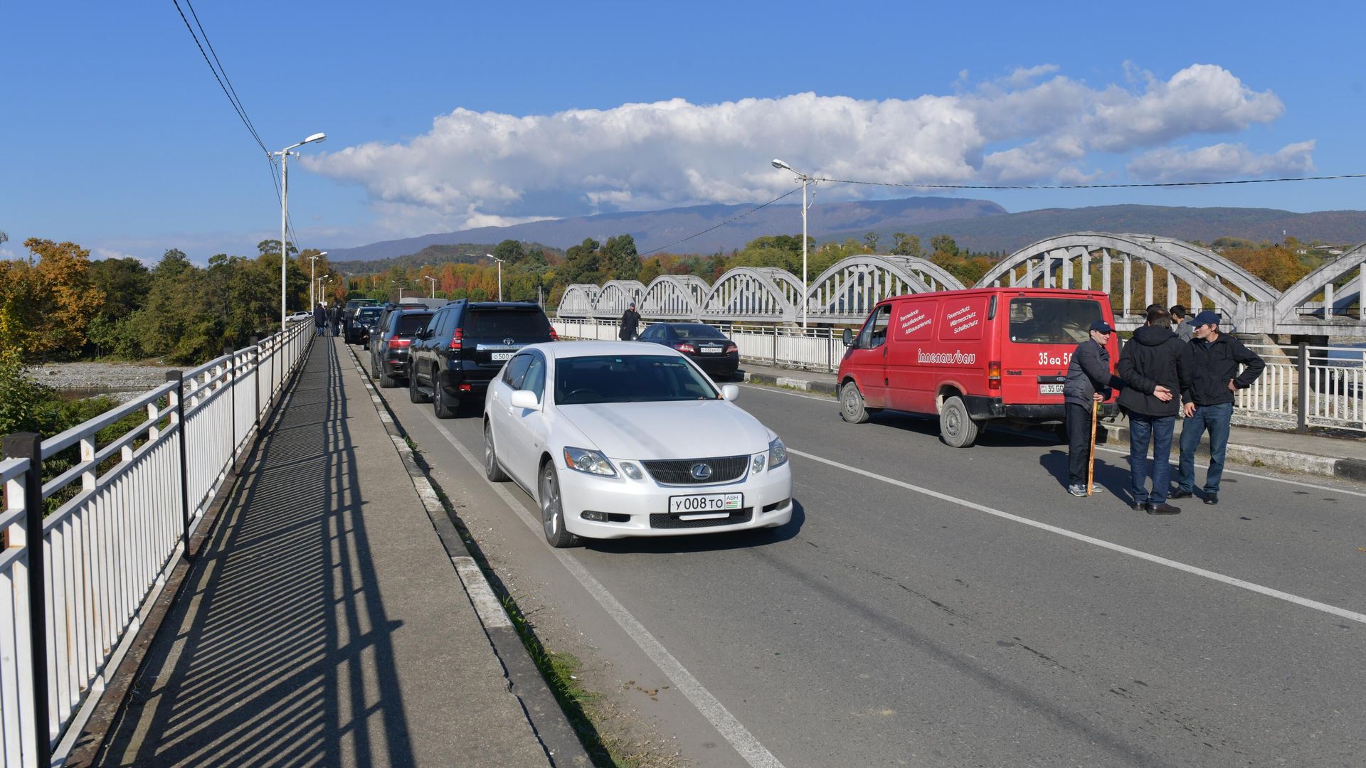 Автомобили на заблокированном мосту в Нижней Эшере. 12 ноября 2024 Автомобили на заблокированном мосту в Нижней Эшере. 12 ноября 2024 - РИА Новости, 1920, 12.11.2024