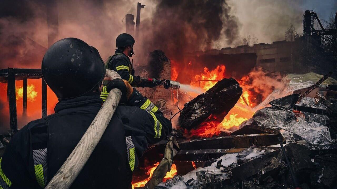 Украинские пожарные на месте пожара под Киевом - РИА Новости, 1920, 13.12.2024