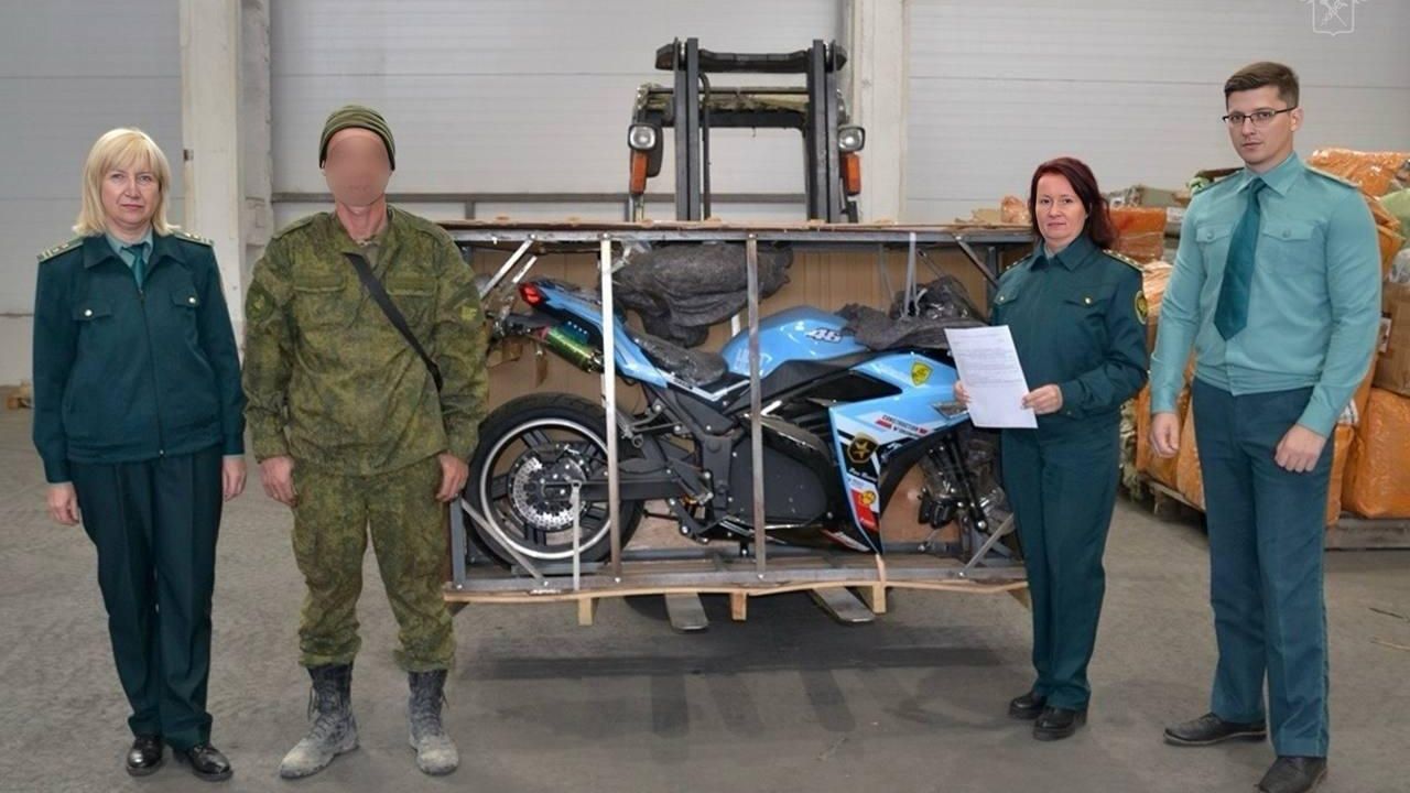 Тульская таможня передала конфискованный мотоцикл на нужды СВО Тульская таможня передала конфискованный мотоцикл на нужды СВО - РИА Новости, 1920, 13.11.2024