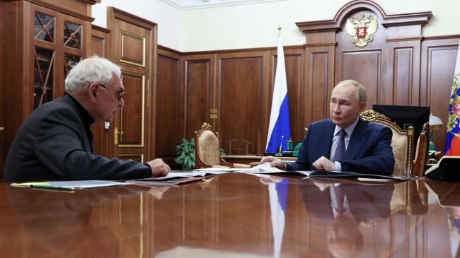 Президент РФ Владимир Путин и генеральный директор киноконцерна Мосфильм, режиссер Карен Шахназаров во время встречи