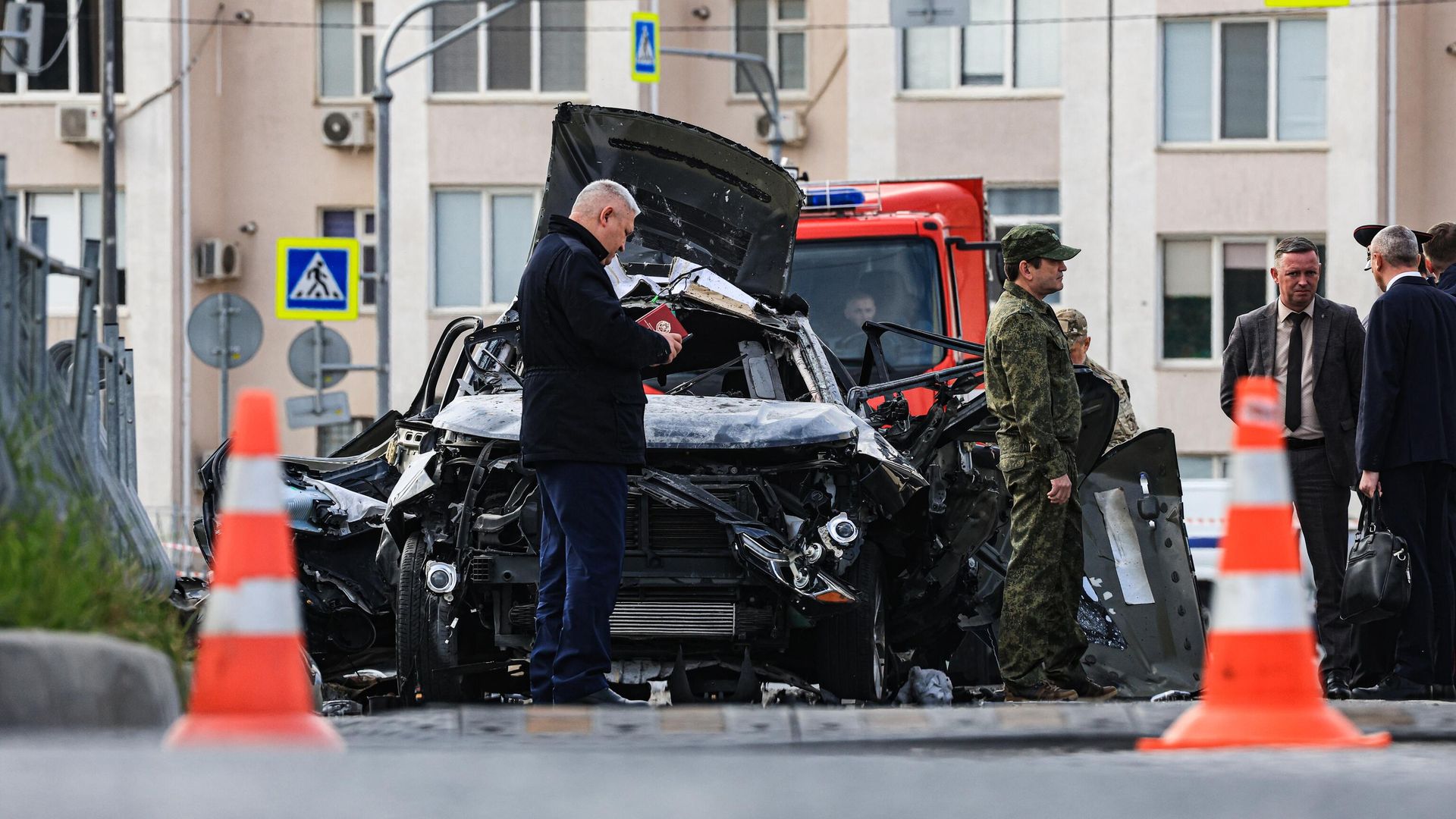 На месте взрыва автомобиля в Севастополе На месте взрыва автомобиля в Севастополе - РИА Новости, 1920, 19.11.2024