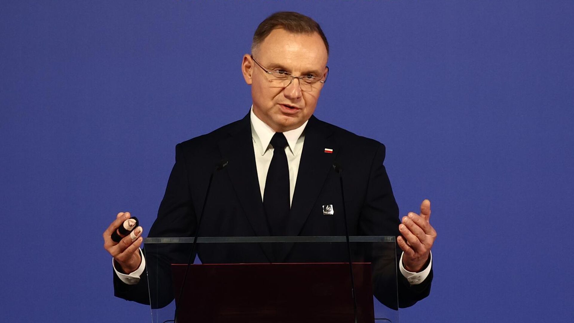 Президент Польши Анджей Дуда с повязкой на пальце Президент Польши Анджей Дуда с повязкой на пальце - РИА Новости, 1920, 13.11.2024