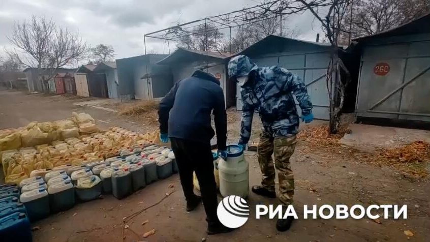 Тайник украинских военных с более чем тремя тоннами ингредиентов для изготовления наркотических средств, обнаруженный в Мариуполе в ДНР Тайник украинских военных с более чем тремя тоннами ингредиентов для изготовления наркотических средств, обнаруженный в Мариуполе в ДНР - РИА Новости, 1920, 14.11.2024