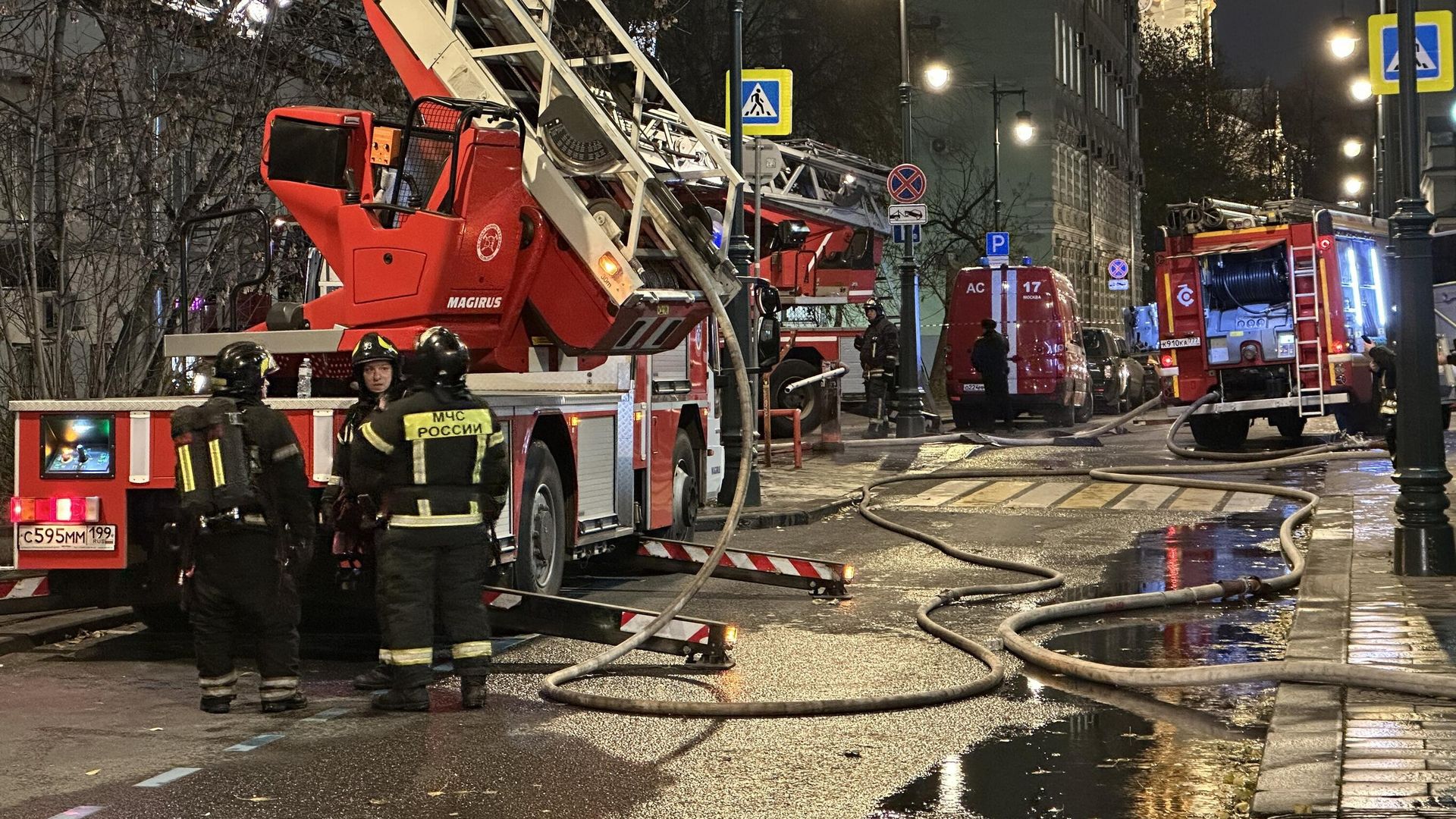 Ликвидация пожара в жилом доме на улице Маросейка в Москве Ликвидация пожара в жилом доме на улице Маросейка в Москве - РИА Новости, 1920, 14.11.2024