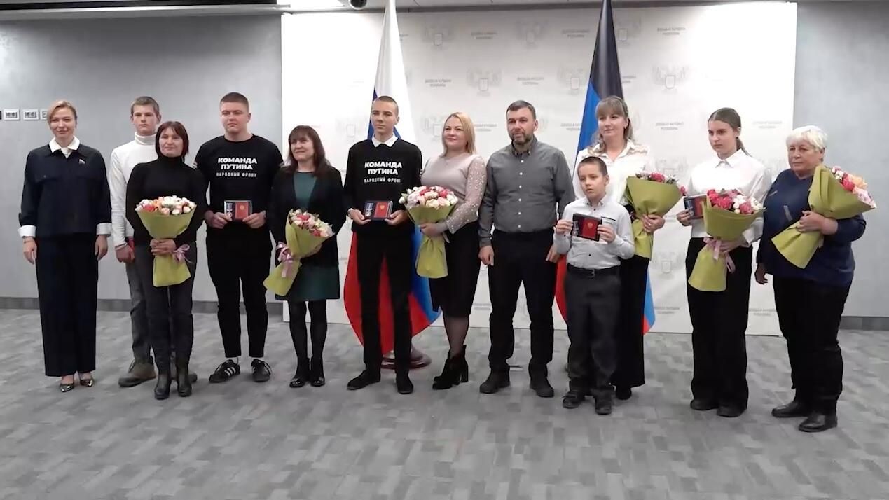Глава ДНР Денис Пушилин вручил памятные медали Совета Федерации Федерального собрания РФ За проявленное мужество пяти подросткам за проявленную смелость в экстремальных ситуациях Глава ДНР Денис Пушилин вручил памятные медали Совета Федерации Федерального собрания РФ За проявленное мужество пяти подросткам за проявленную смелость в экстремальных ситуациях - РИА Новости, 1920, 14.11.2024