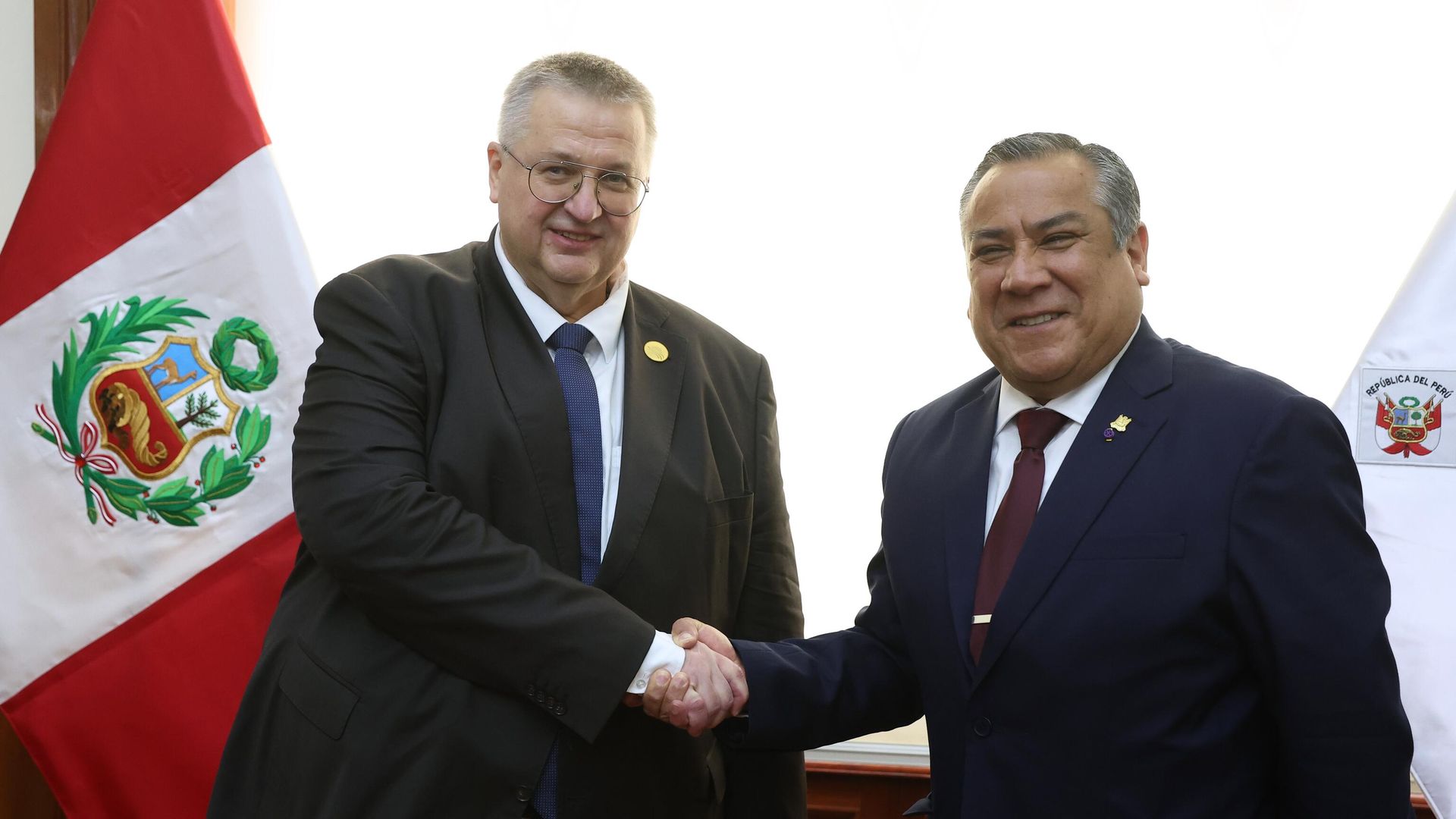 Заместитель председателя правительства РФ Алексей Оверчук и председатель Совета министров Республики Перу Густаво Лино Адриансен Олайя во время встречи в Лиме. 14 ноября 2024 Заместитель председателя правительства РФ Алексей Оверчук и председатель Совета министров Республики Перу Густаво Лино Адриансен Олайя во время встречи в Лиме. 14 ноября 2024 - РИА Новости, 1920, 14.11.2024