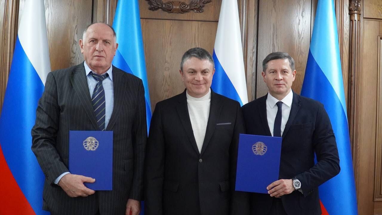 Премьер-министр Республики Дагестан Абдулмуслим Абдулмуслимов и глава Луганской Народной республики Леонид Пасечник подписали соглашение о сотрудничестве Премьер-министр Республики Дагестан Абдулмуслим Абдулмуслимов и глава Луганской Народной республики Леонид Пасечник подписали соглашение о сотрудничестве - РИА Новости, 1920, 14.11.2024