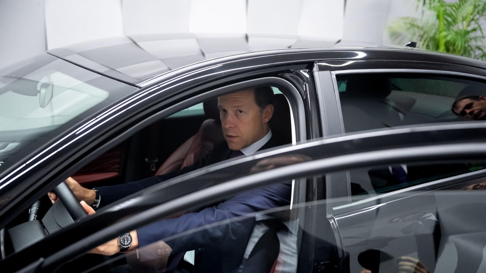 Первый вице-премьер РФ Денис Мантуров протестировал опытную версию Lada e-Aura, оснащенную электродвигателем - РИА Новости, 1920, 03.01.2025
