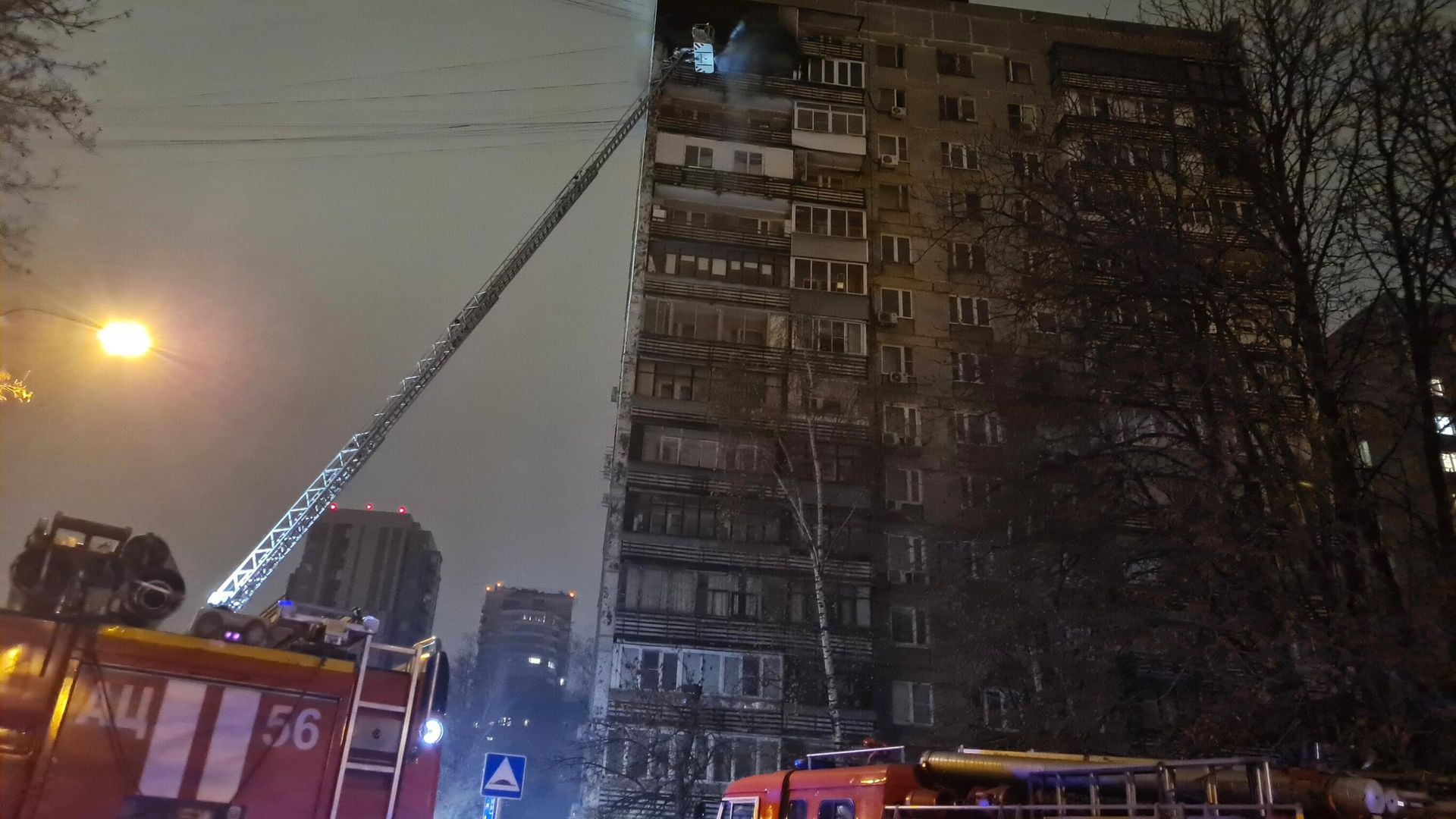 Ликвидация пожара в квартире жилого дома на Ленинском проспекте в Москве. 14 ноября 2024 Ликвидация пожара в квартире жилого дома на Ленинском проспекте в Москве. 14 ноября 2024 - РИА Новости, 1920, 14.11.2024