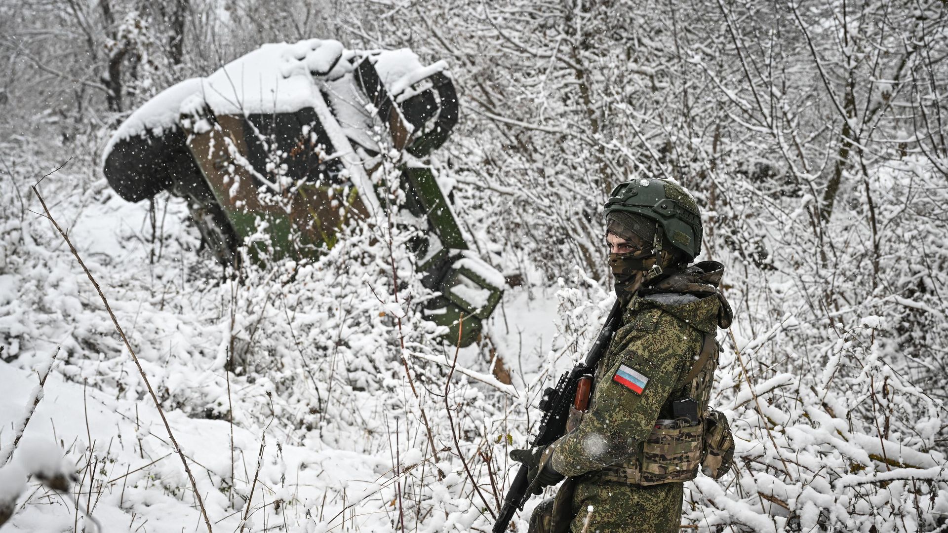 Российский военнослужащий возле подбитого бронеавтомобиля иностранного производства в Курской области Российский военнослужащий возле подбитого бронеавтомобиля иностранного производства в Курской области - РИА Новости, 1920, 05.01.2025