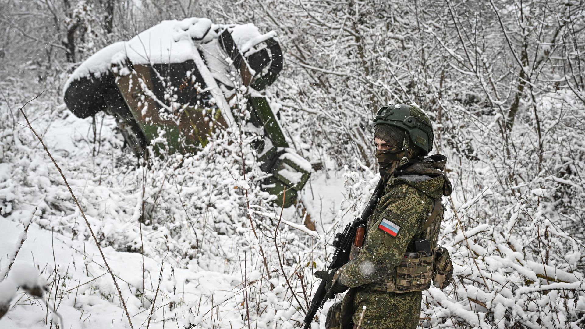 Российский военнослужащий возле подбитого бронеавтомобиля иностранного производства в Курской области Российский военнослужащий возле подбитого бронеавтомобиля иностранного производства в Курской области - РИА Новости, 1920, 05.01.2025
