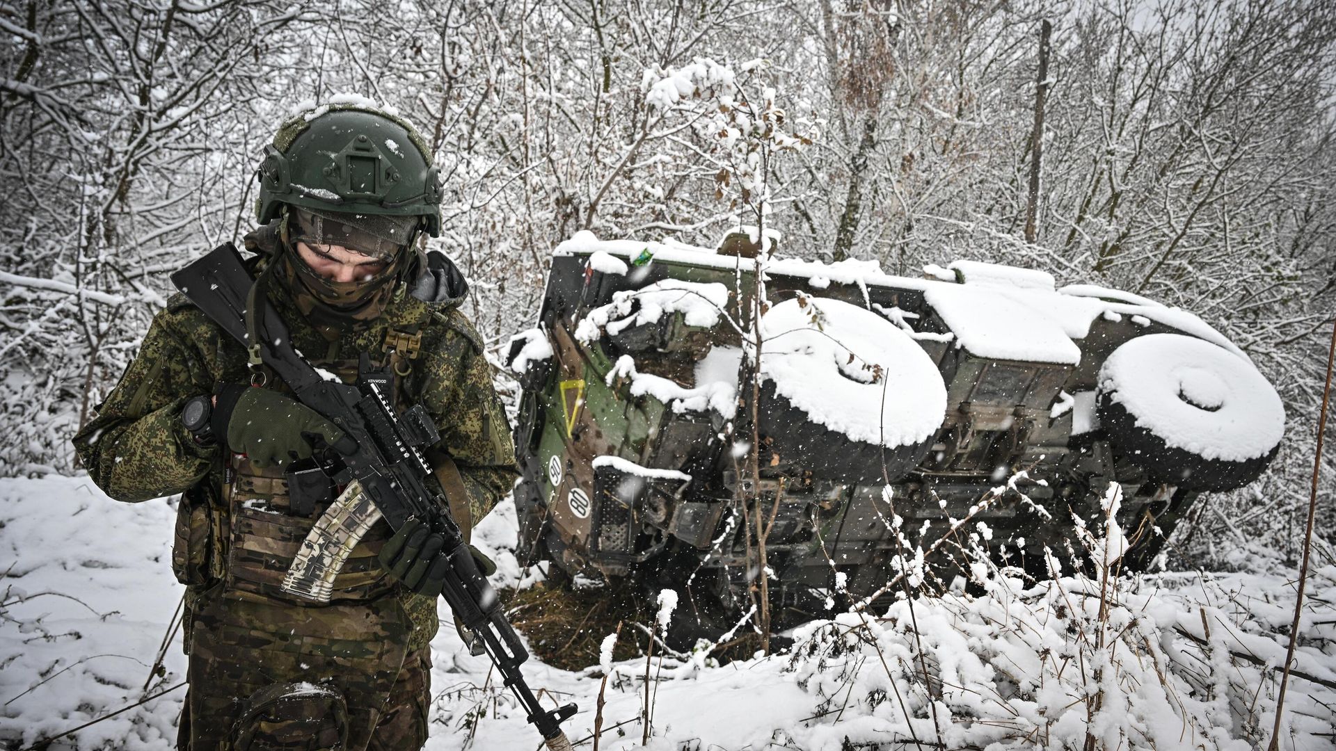 Военнослужащий возле подбитого бронеавтомобиля иностранного производства в Курской области - РИА Новости, 1920, 27.11.2024