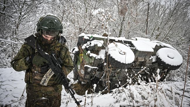 Военнослужащий ВС РФ возле подбитого бронеавтомобиля иностранного производства в Курской области