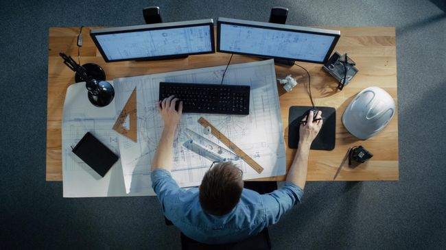 Мужчина работает в офисе Мужчина работает в офисе
